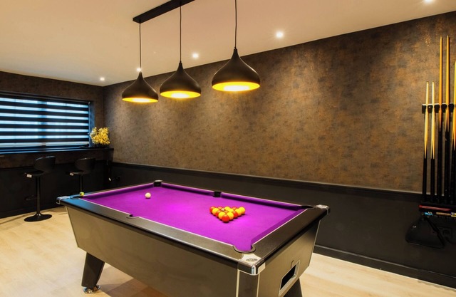 Richmond Cottage - Brand New 4BR. Holiday Home with Pool Table and Free Parking!