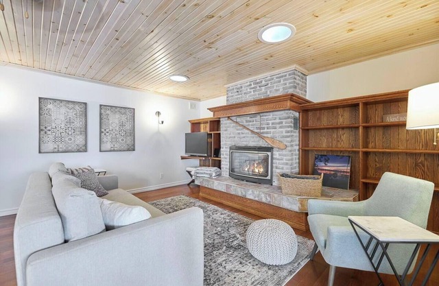 Rideau River Retreat - Waterfront Home