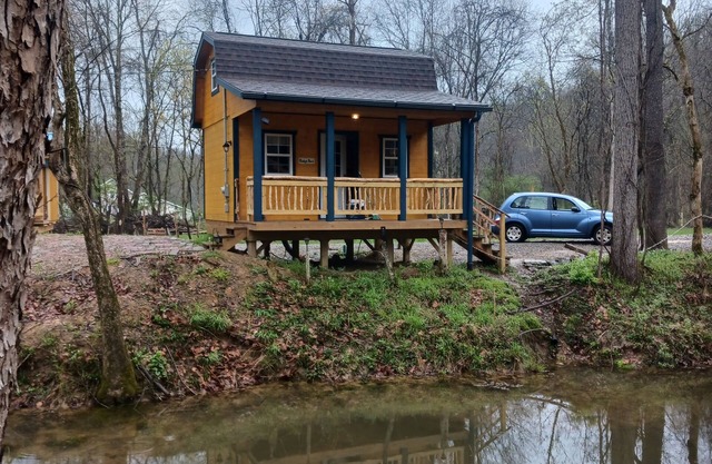 "Ridge Haus" tiny cabin on the creek at Waldbaden