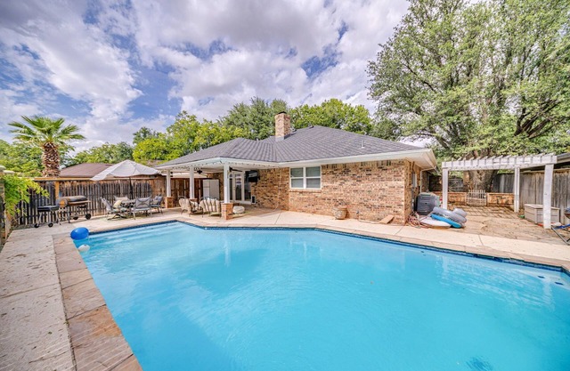 Right At Home-Midland Oasis with pool-billiards
