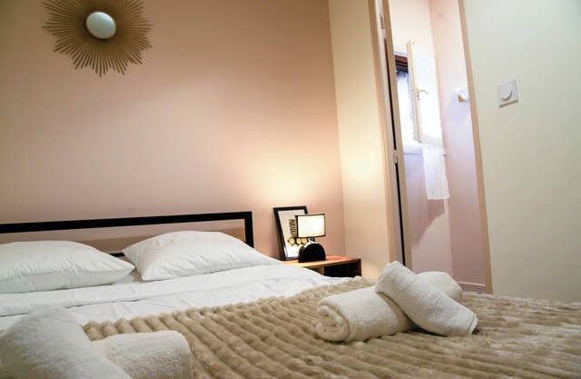 Right in the town center, but very quiet, renovated T2 ideal for enjoying on foot