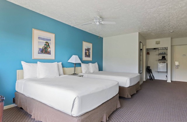 Right on the Water! 4 Great Units, Pets Allowed, Steps to Ho’aloha Park Beach!