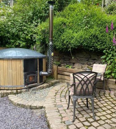Rita's Luxury Retreat with Swedish Hot tub and Wood Fuelled Pizza Oven