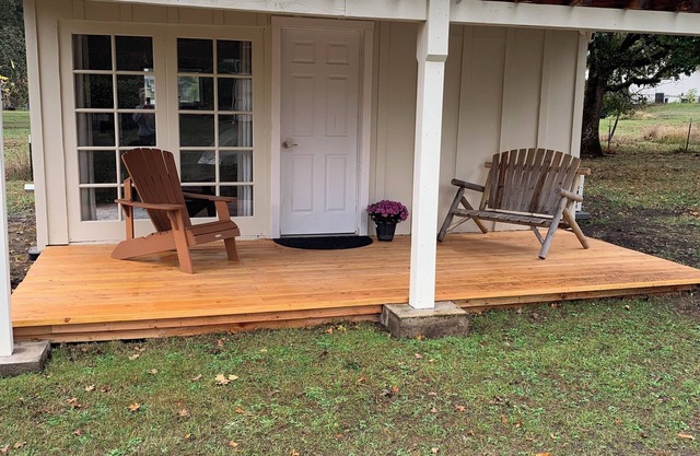 River-front cottage with private beach in lovely Roseburg
