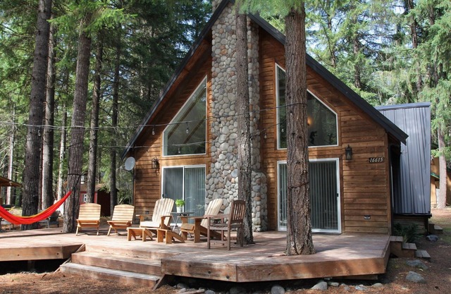 River Rock Cabin: Your Gateway to Pine-Scented Bliss & Mountain Excursions