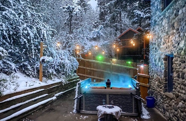 River Rocks Retreat | Hot Tub | Fire Pit | Views!