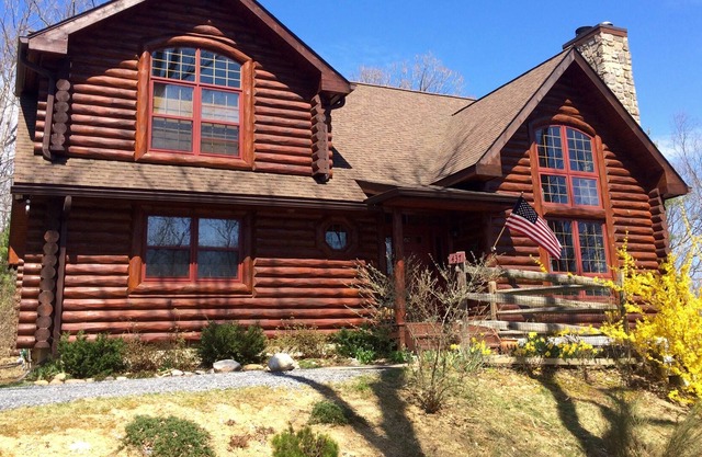 River Woods Retreat - Rustic Luxury in the Shenandoah Valley