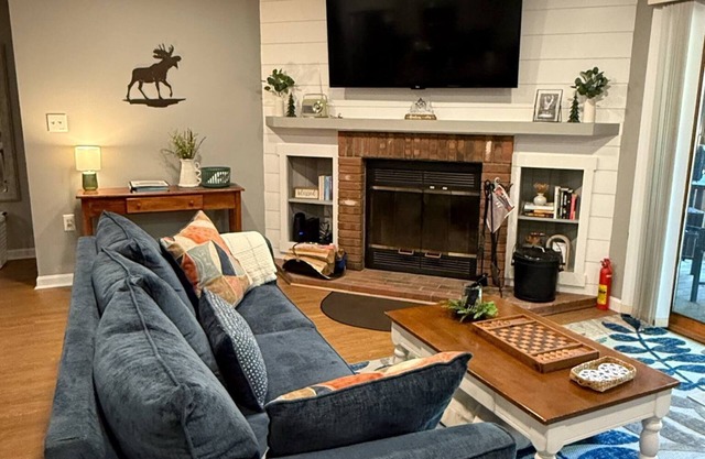 Riverfront 1st FL 2BR/2BA Condo at Deer Park – Mins to Loon, Foliage & Skiing!