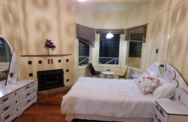 Riverfront 5 bedroom house in central coast