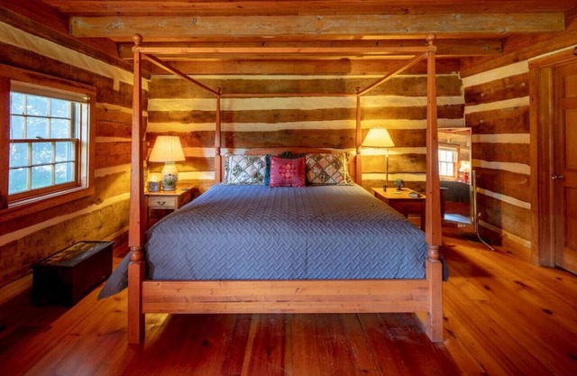 Riverfront Cabin! Farm, Kayaks, Trail & Fireplaces