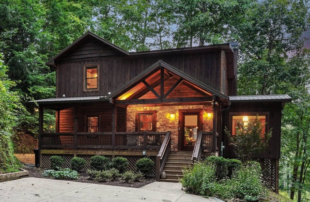 Riverfront Cabin-Hot Tub-Fire Pit-Arcade-Floats-Mini Golf-Cornhole-Swing Bed