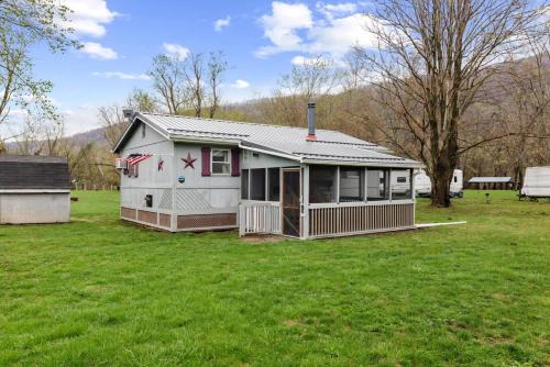 Riverfront Cabin Wood Stove Fire Pit & Grill