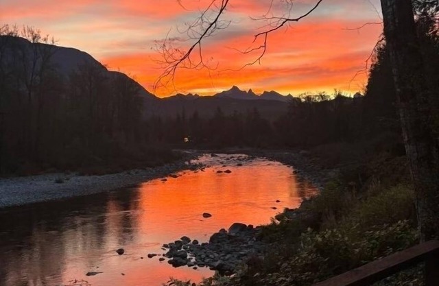 Riverfront home out your back door! Ski, Hike, Kayak, Beach, BBQ, Hammock, Relax