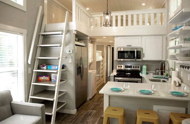 Riverfront Home w/Kayaks- The East Fork Cottage