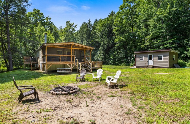 Riverfront home with huge screened deck - dog-friendly, fireplace & fast WiFi