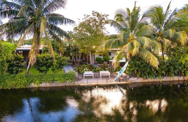 Riverfront Luxury Villa w/Paddle Boards & Jacuzzi!