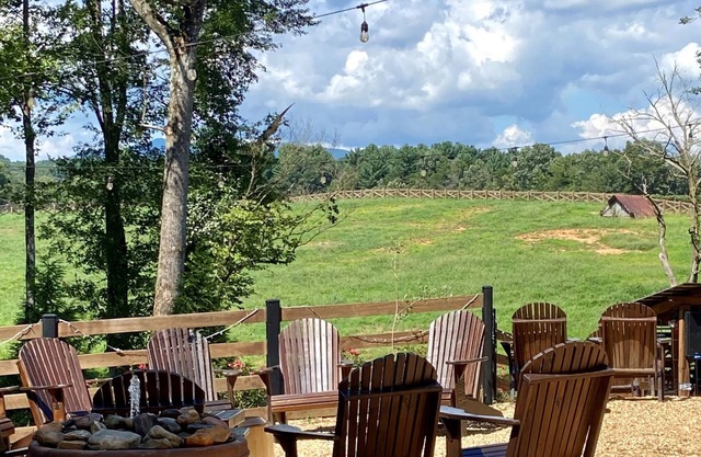 RIVERFRONT+ NEW Hot Tub + Apple Orchards + Close to Wineries + Downtown