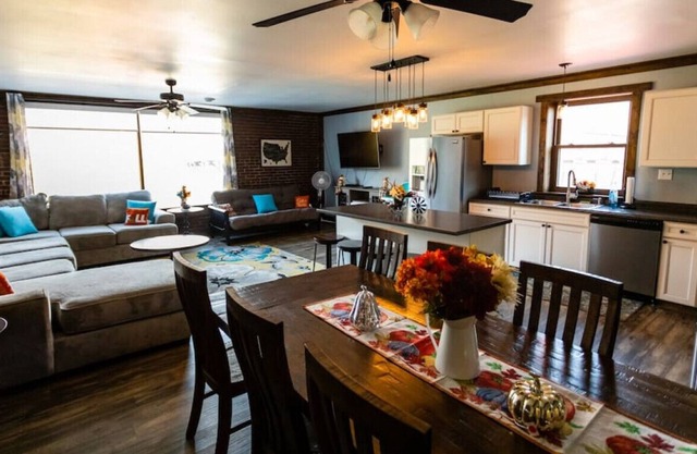 Riverfront Trailside Hotel Minutes to Fallingwater 3Bdrm/2 Bath Suite