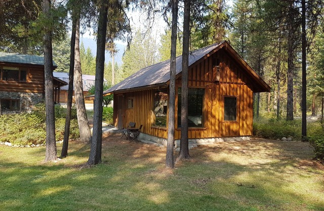 Riverside Cabin with Wood Fired Sauna on the Kettle River. Pet friendly.