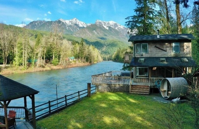Riverside Retreat Hot Tub Sauna Yards Firepits Gazebo and Stunning Views. + Pets