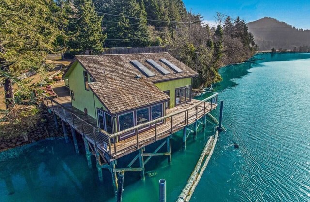 Riverside retreat with stunning views, historic charm - Coastal adventure awaits