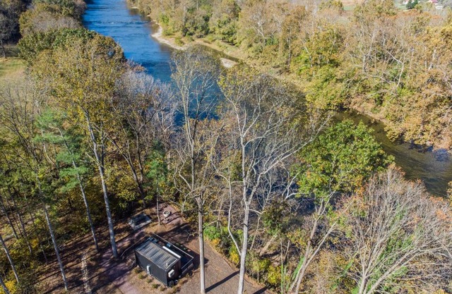 Riverside Retreat w 3 Cabins Hot Tubs & Kayaks