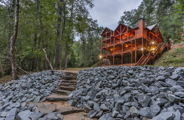 Riverside Sanctuary: Serene Luxury Lodge in Ellijay -750' of Riverfront Splendor