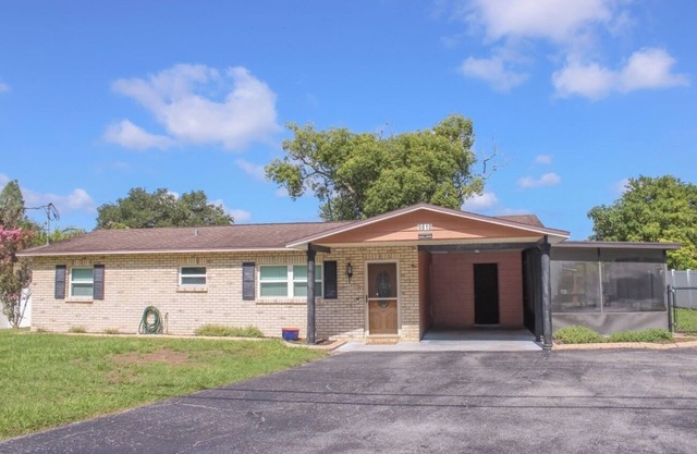 Riverview 2 BD - HUGE yard Pet Friendly!