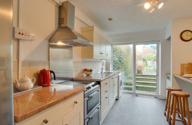 Robin Cottage - Two Bedroom House, Sleeps 4
