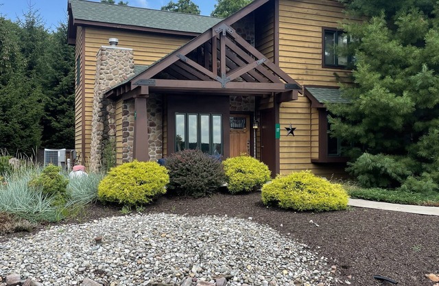 Rock's Ridge: Summer at the Lake, Winter on the Slopes, HotTub, Linens Included!