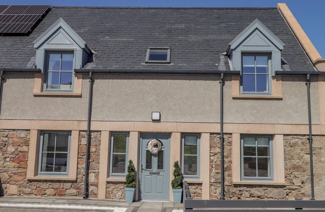 ROCKSIDE, pet friendly, country holiday cottage in Findochty