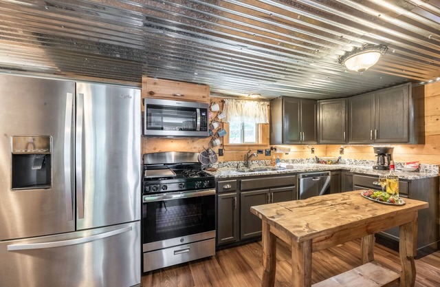 Rocky Mountain Cottage | Hot Tub, Covered Patio!