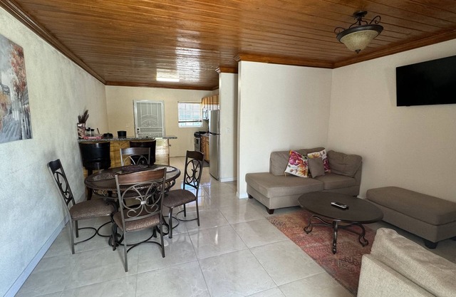 Rolleville Darling House - 2 minute walk from the beach!