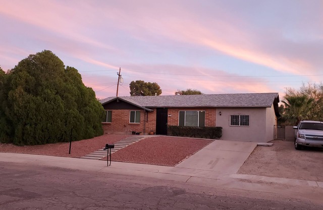 Rolling Hills Golf course neighborhood, 4 Bedroom, 2 bath, on Tucson's Eastside