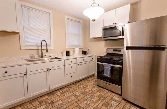 Rolston House - 1 Bed House near Xavier & Downtown