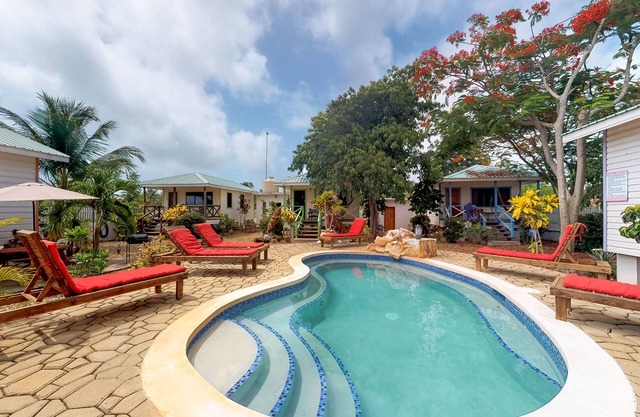 Romantic cabana w/strong WiFi & shared pool/grill/enclosed yard-close to beach