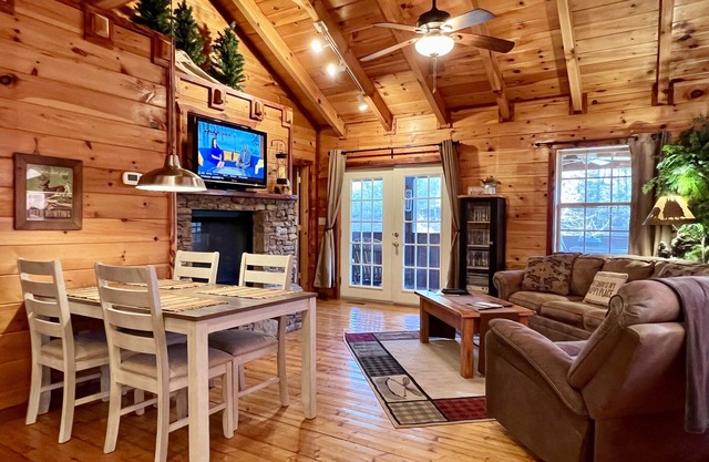 Romantic Cabin - Fishing Pond-King Bed-Double Sided Fireplace-HotTub-Screen Deck