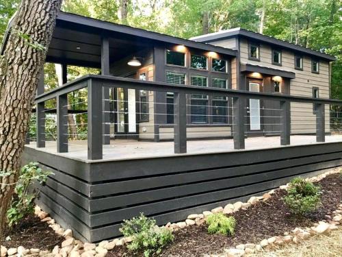 Romantic Cabin Nestled Amidst Trees in Monteagle, Tennessee