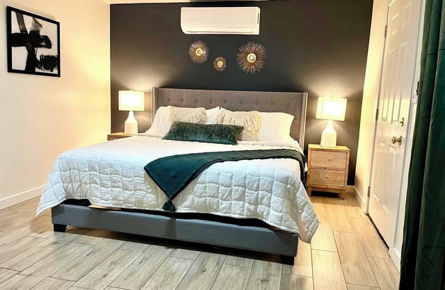 Romantic & Comfy Oasis: King Bed ~ Patio ~ Guesthouse
