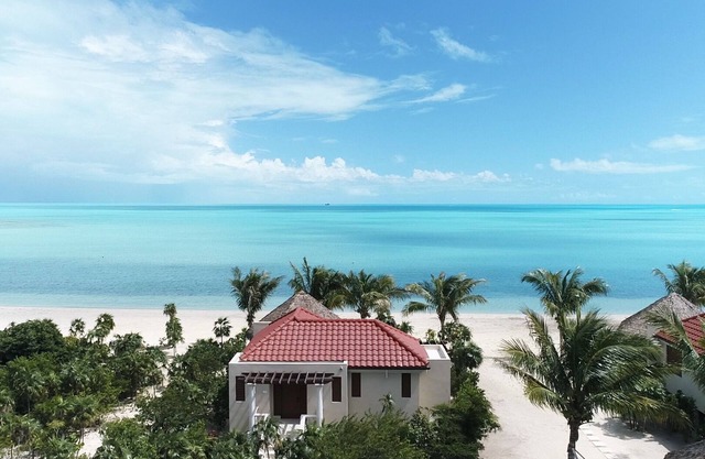 Romantic Getaway, LOWEST DENSITY on the Island, STAND ALONE BUNGALOWS!