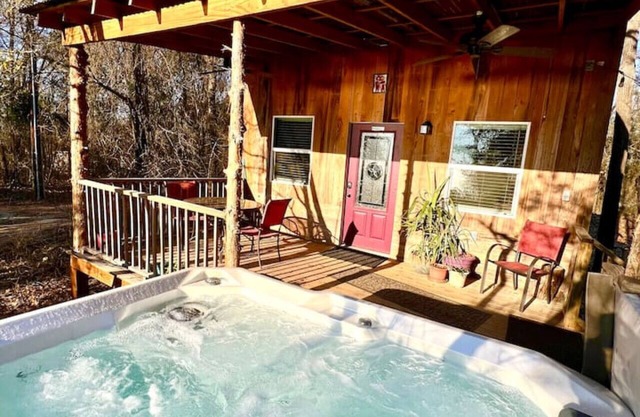 Romantic Lake Cabin Escape: PVT Hot Tub/Fire Pit