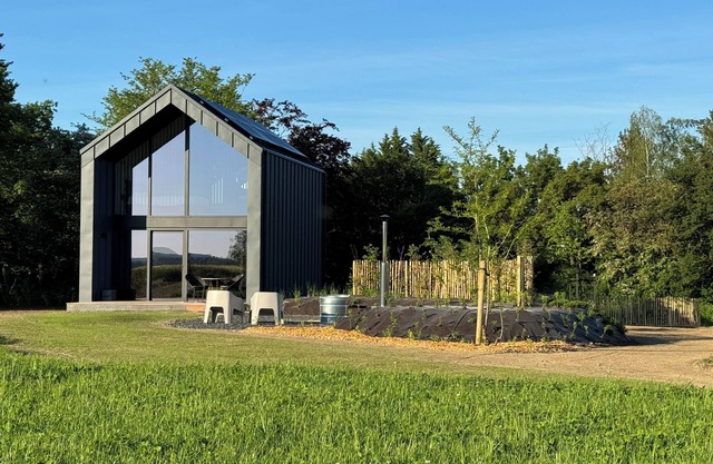 Romantic lodge in Durbury with a spa