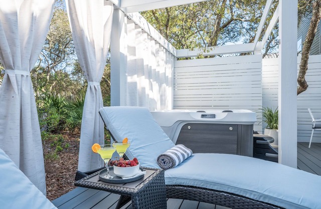 Romantic New Home for 2-Private Hot Tub/Secluded Patio-260 Steps to Beach-Bikes