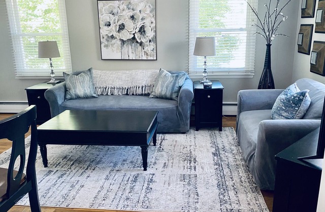 ROMANTIC TOP FLOOR, DOWNTOWN NESTING w KING BED & WATER VIEW OF MT. BALDHEAD
