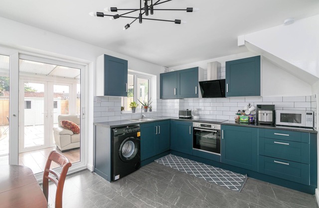 Romford Gardens Retreat - 5 Bedroom House