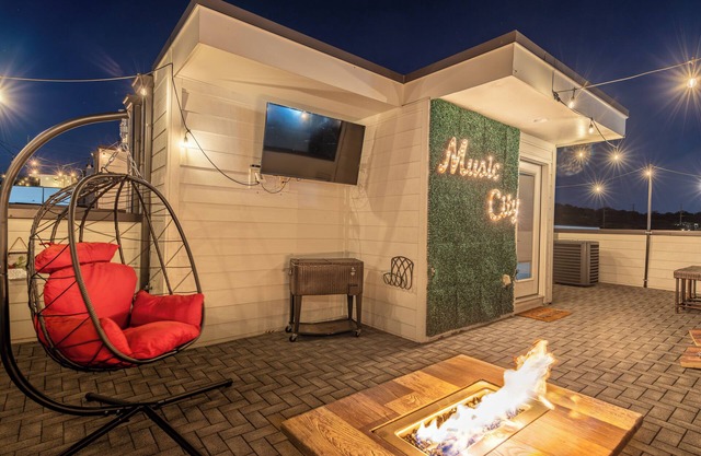 Rooftop Bliss︙Karaoke & Games︙Near Broadway