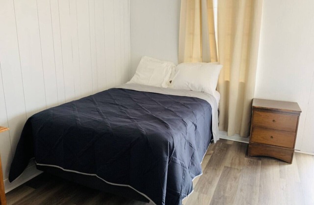 Room 11 - Standard Queen - Sleeps 2 - Harper Motel