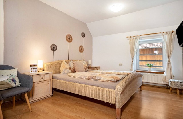 'Room 4', cozy double room with large bed