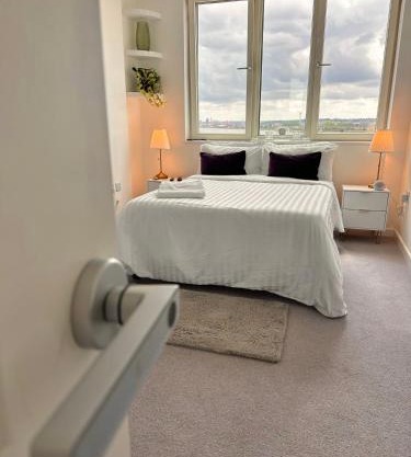 Room and Private Bathroom in London