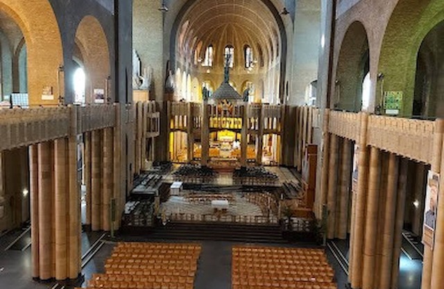 Room in B&B - Spacious Room With Beautiful View of the Koekelberg Basilica